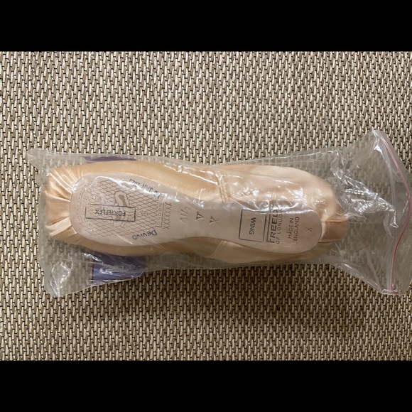 Freed of London Pointe Shoes: Classic Wing Block, 4.5X, V maker, Deep Vamp - Picture 2 of 2